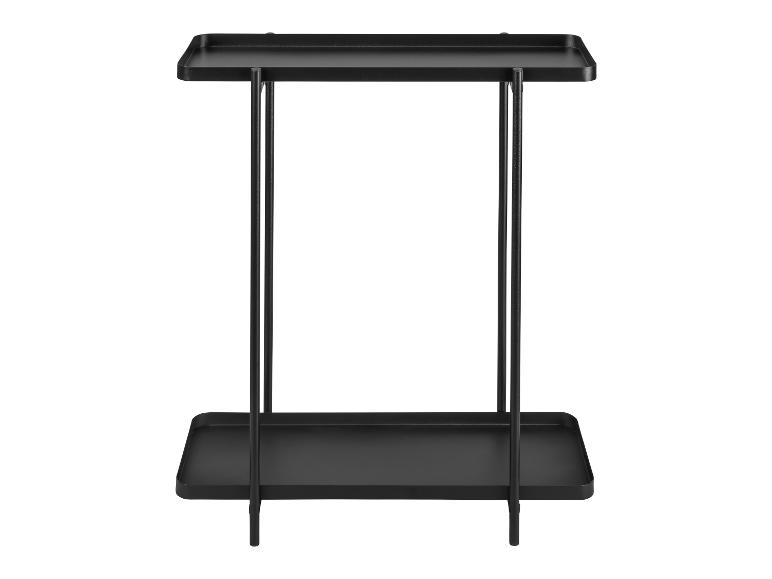 Schwarzer Beistelltisch mit zwei Ablagen und Metallgestell.