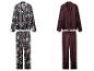 Zwei Satin-Pyjama-Sets: eines grau geblümt und eines einfarbig, bordeaux.