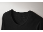 Runder Ausschnitt eines schwarzen Langarmshirts.