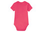 Ein rosa Baby-Body mit kurzen Ärmeln.