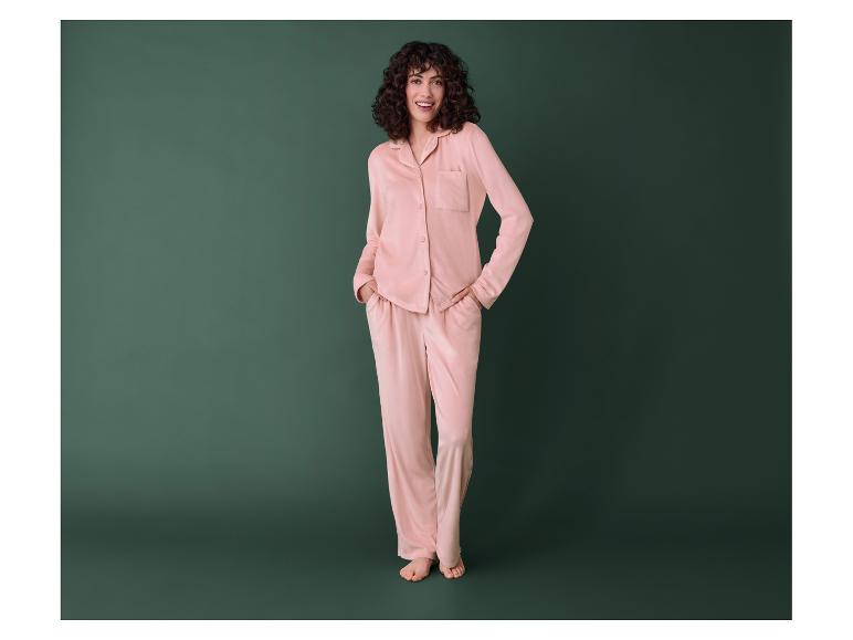 Eine Frau in einem rosafarbenen Pyjama.