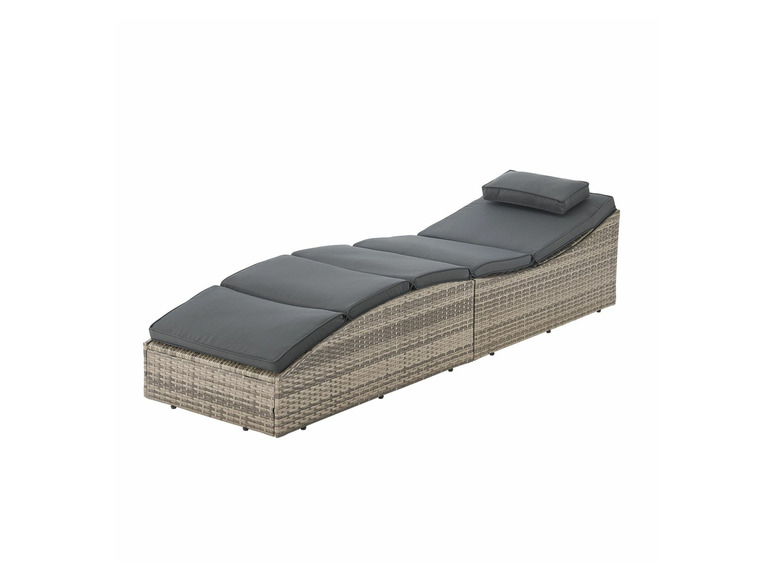 Ein Sonnenliege aus Rattan mit grauen Kissen.