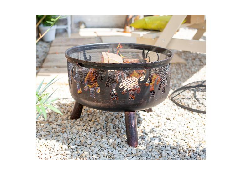 Feuerschale mit loderndem Feuer auf einer Kiesterrasse