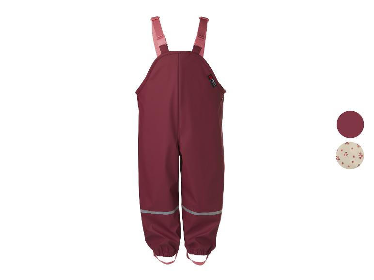 Bordeauxrote Kinder-Regenhose mit rosa Trägern und reflektierenden Details.