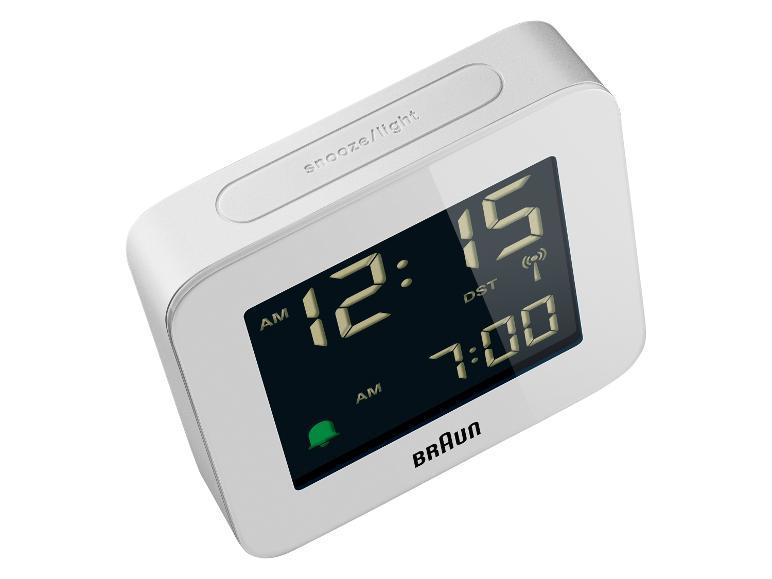 Weißer digitaler Wecker mit dunklem Display, der Uhrzeit und Wecker anzeigt.
