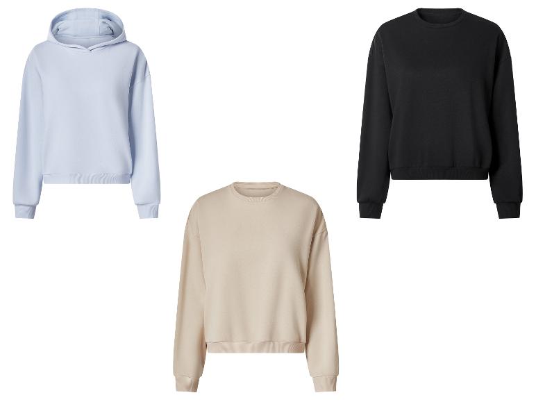 Drei Sweatshirts: ein hellblaues mit Kapuze, ein schwarzes und ein beiges ohne Kapuze.