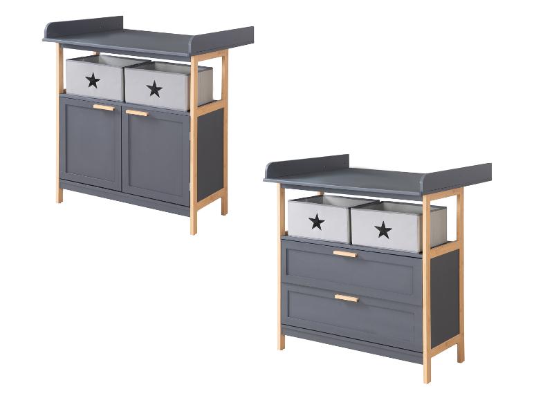 Zwei graue Wickeltische mit Holzrahmen, einer mit Schränken und einer mit Schubladen.