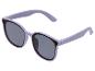 Lila Kunststoff-Sonnenbrille mit dunklen Gläsern, schräg betrachtet.