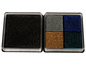 Ein Stempelset mit schwarzer, grauer, blauer und grüner Tinte.