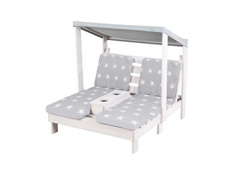 Weiße Holz-Doppelliege mit Baldachin und grauen Sternenkissen.