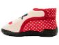 Rote Hausschuhe mit weißen Punkten und Schneemann-Motiv.