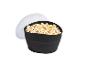 Schwarze Silikon-Popcornschüssel mit transparentem Deckel, gefüllt mit Popcorn.
