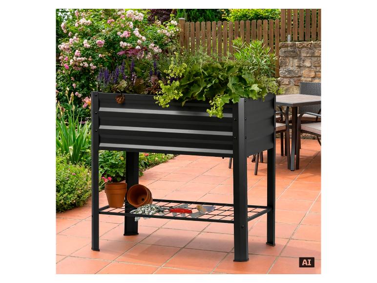 Schwarzes Hochbeet aus Metall mit Pflanzen, Gartengeräten und Terrakottatöpfen auf einer Terrasse.