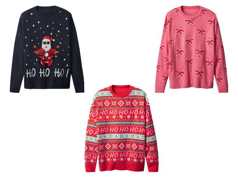 Drei Weihnachtspullover: marineblau mit Weihnachtsmann auf Motorrad, rosa mit Zuckerstangen und rot mit „HO HO HO“.