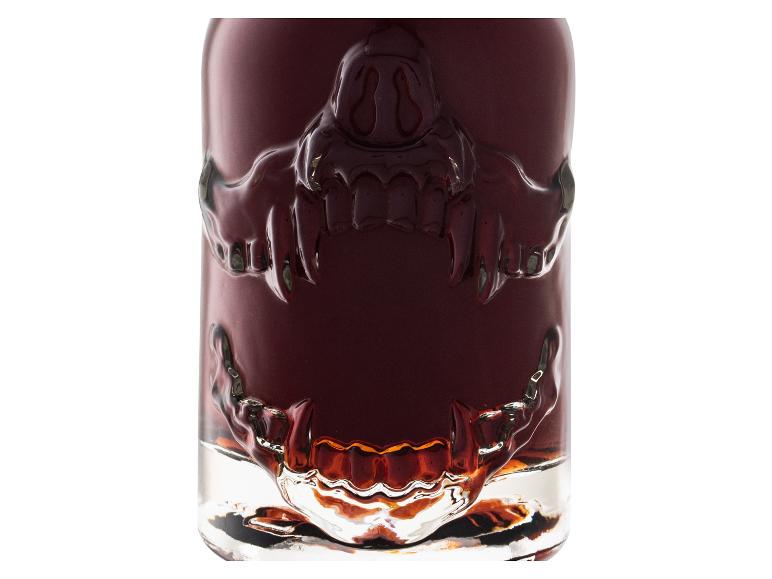 Detail einer Halloween-Rumflasche mit geprägtem Werwolf-Kiefer.
