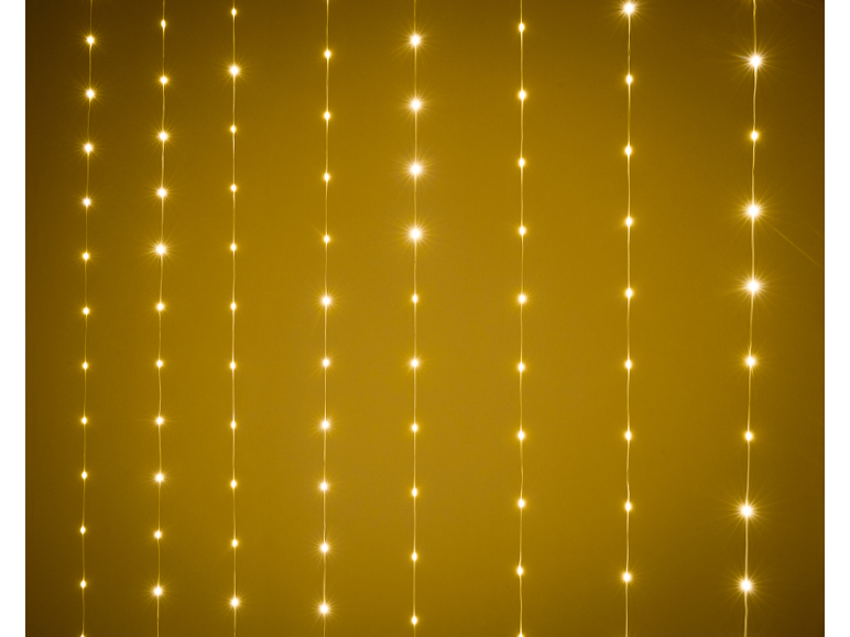 Goldene LED-Lichterketten auf gelbem Hintergrund, perfekt für festliche Dekorationen.