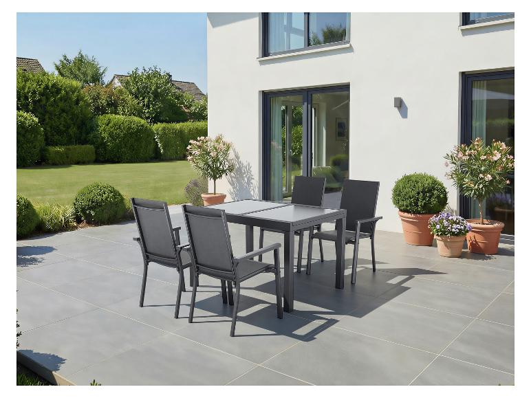 Gartenset mit Tisch und vier Stühlen auf einer Terrasse.