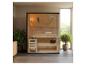 Home Deluxe Innensauna aus hellem Holz mit Glastür, Zubehör und Pflanzen.