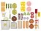 Ein Spielzeug-Burger-Set mit Pommes, Getränken, Burger-Patties, Brötchen, Käse, Speck und Gemüse.