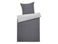 Graue Bettdecke mit einem hellgrauen Kissenbezug.