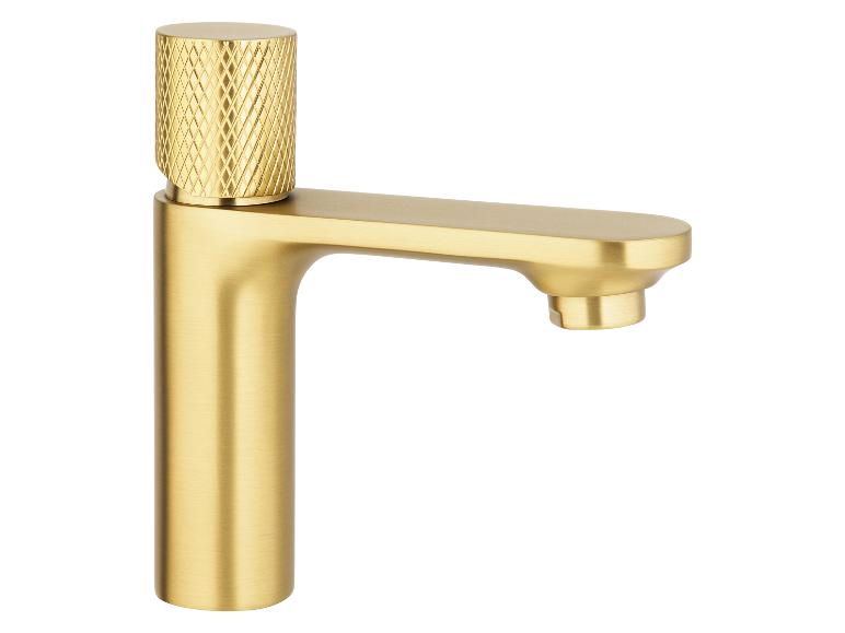 Goldfarbener, satinierter Wasserhahn mit geprägtem Knopf.