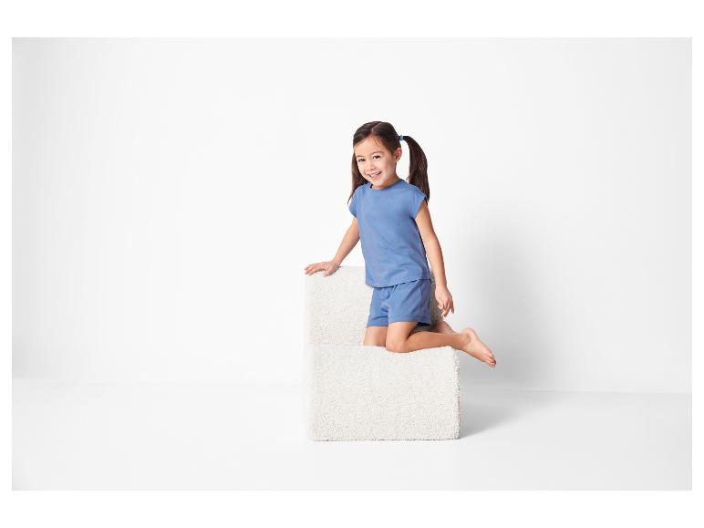 Kurzer blauer Kinderpyjama mit Muster.