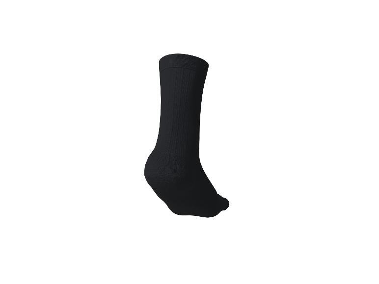 Schwarze Sportsocke auf weißem Hintergrund