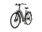 Hellgrünes Elektro-Citybike mit Gepäckträger und Vorderlicht.