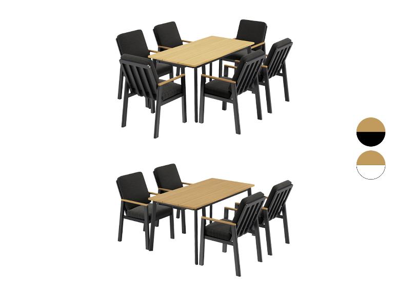 Zwei Outdoor-Essgruppen mit schwarzen Stühlen und einem Holztisch.