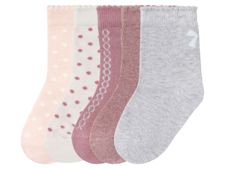 Vier Paar Babysocken in Rosa, Weiß mit Punkten und Grau.