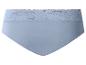 Hellblauer Damen-Slip mit Spitzenbesatz am Bund.