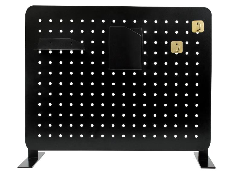 Schwarze Lochwand mit Organisationszubehör.