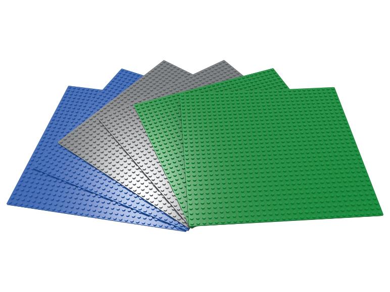 Blaue, graue und grüne Lego-Grundplatten, fächerförmig angeordnet.