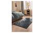 LIVARNO home Langflor-Teppich im Schlafzimmer neben dem Bett.