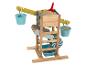 Ein Sandkasten aus Holz mit zwei Eimern, einer Rutsche und einer drehenden Mühle.