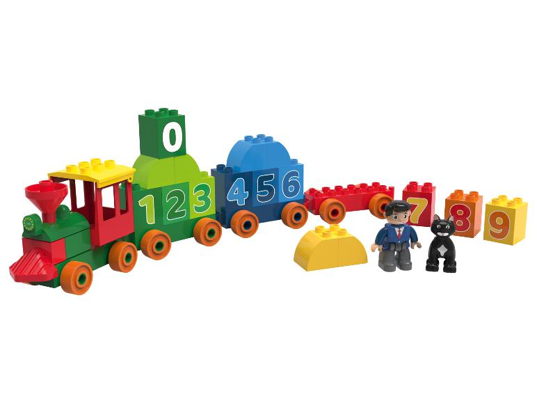 Ein Zug mit Zahlen, einem Mann und einem Hund aus Bausteinen.