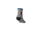 Graue Kindersocke mit rot-schwarzem Superheldenmasken-Design und blauem Bündchen.