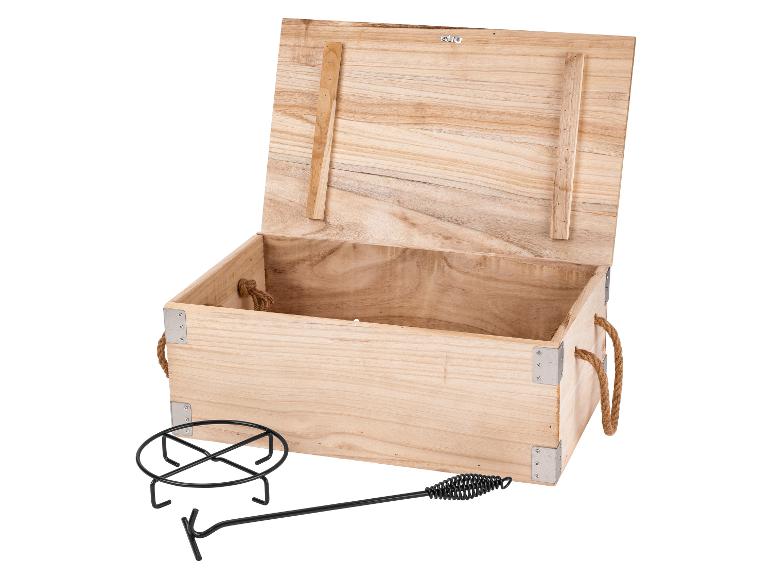 Offene Holzkiste, Topfständer und Schürhaken.