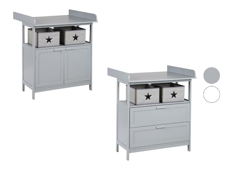 Zwei graue Wickeltische mit Stauraum, einer mit Schränken und der andere mit Schubladen.