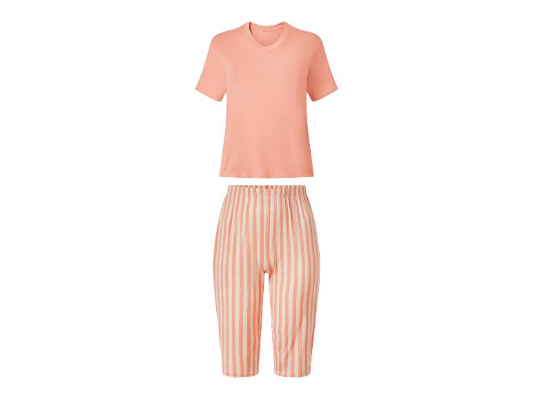 Pfirsichfarbenes Kurzarm-Top und gestreifte Caprihose.