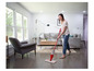 Eine Frau wischt den Boden mit einem Vileda Spray Mop.