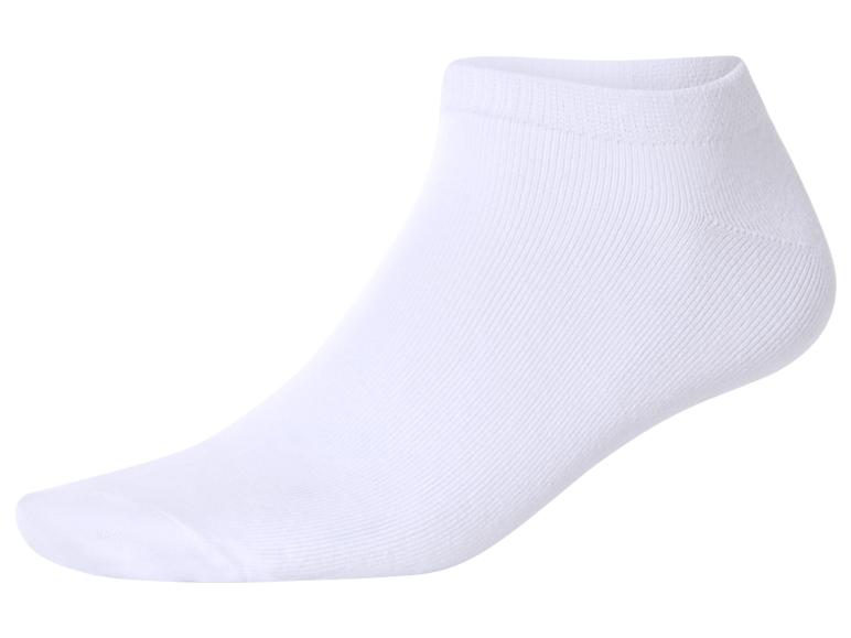 Weiße Socke mit gerippter Textur