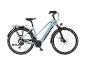 Hellblaues City-E-Bike mit Gepäckträger und Schutzblechen.