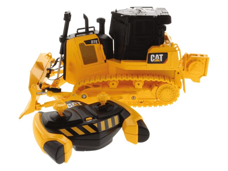 Gelber Caterpillar D7E Spielzeugbagger mit Fernbedienung.