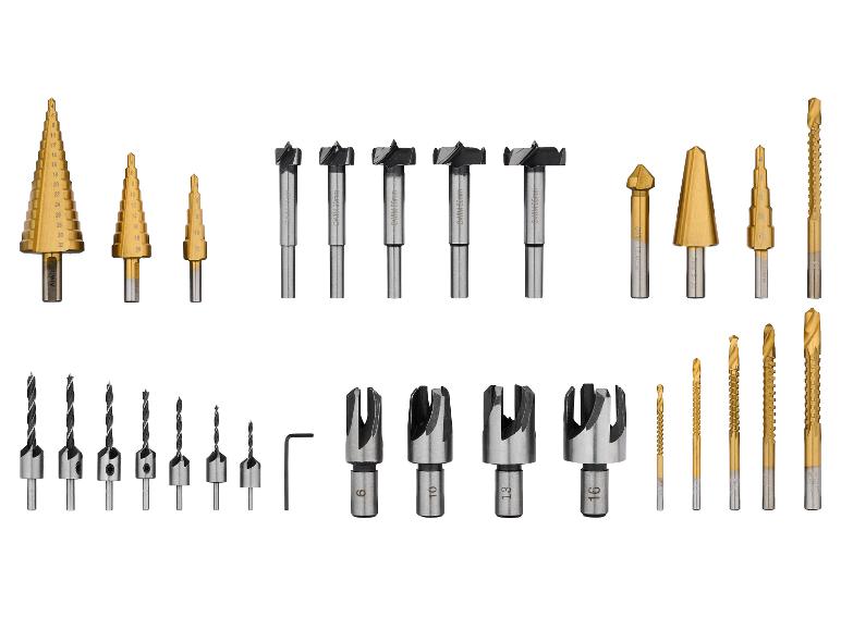 Set verschiedener Bohrer, darunter Stufen-, Forstner- und Senkbohrer.