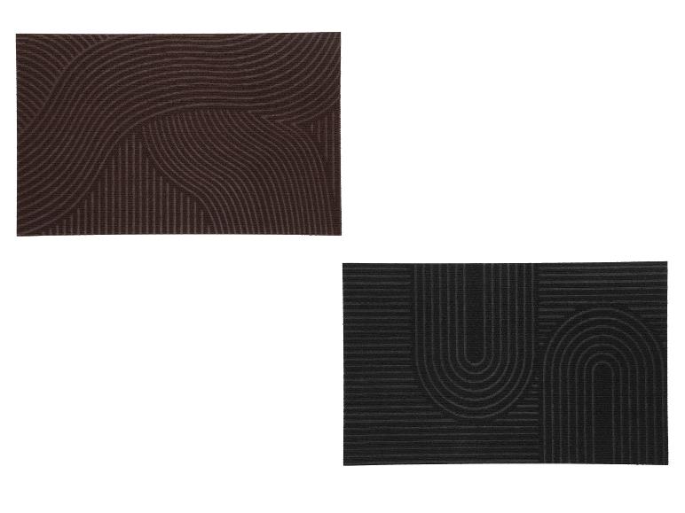 Zwei rechteckige Fußmatten, eine braune und eine schwarze, mit abstrakten geometrischen Mustern.