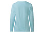 Ein hellblaues Langarmshirt mit Rundhalsausschnitt.