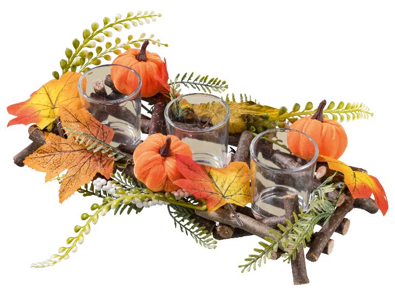 Herbstdekoration mit drei Teelichthaltern, Kürbissen und Blättern