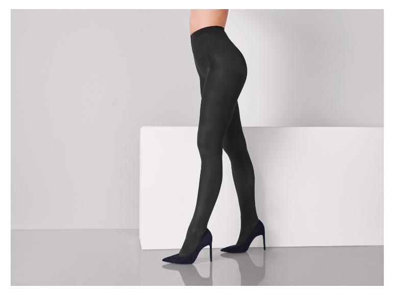 Schwarze Strumpfhosen und blaue Pumps auf weißem Hintergrund.