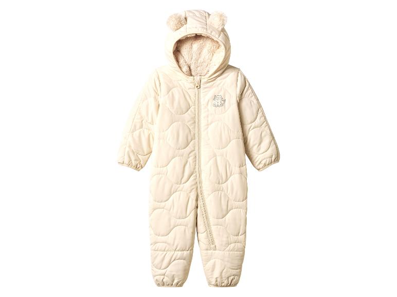 Beiger Baby-Winterstrampler mit Ohrenkapuze und Waschbär-Stickerei.